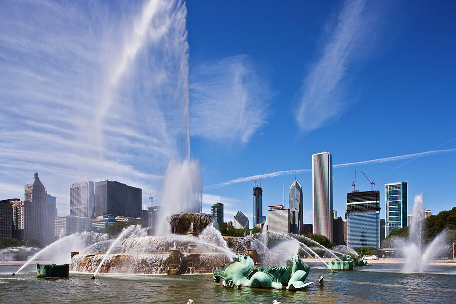 Buckingham Fountain In Grant Park Photograph by Maremagnum