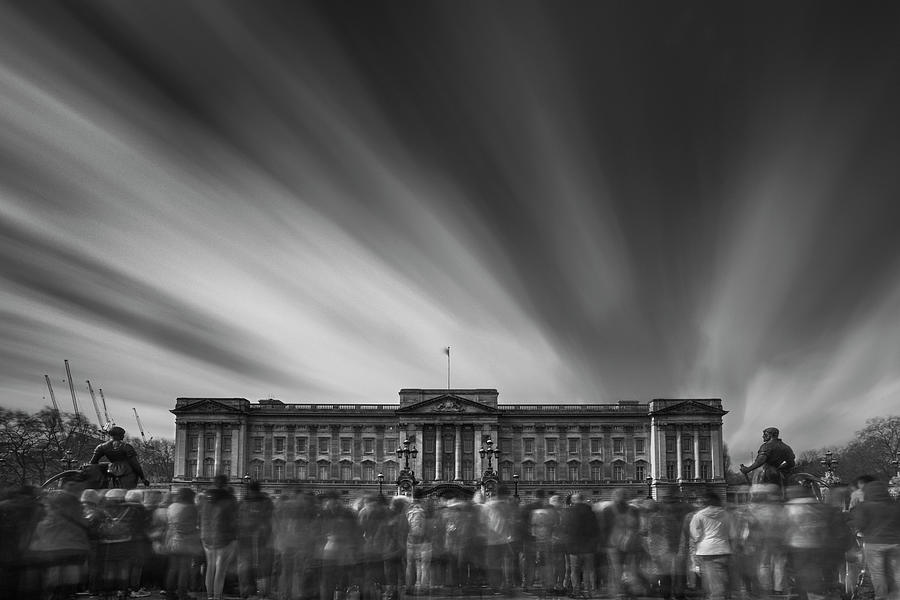 Landmark Photograph - Buckingham Palace S1 Bw by Moises Levy