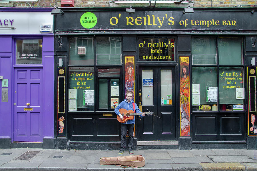 Busking in Dublin - OReillys of Temple Bar Photograph by Bill Cannon