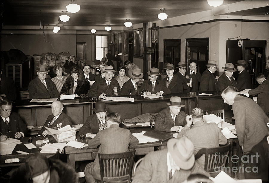 Busy Irs Office As People File Taxes Photograph by Bettmann