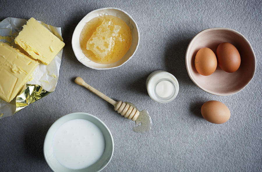 Мед сода и сливочный масла. Мед с молоком и яйцом. Мед масло яйца. Мёд "молоко матки". Egg and Milk Wallpaper.