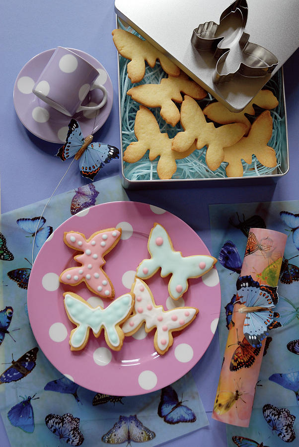 Butterfly Shaped Cookies On Pink Plates Photograph by Jalag / Gardyo Frhauf-gollnek