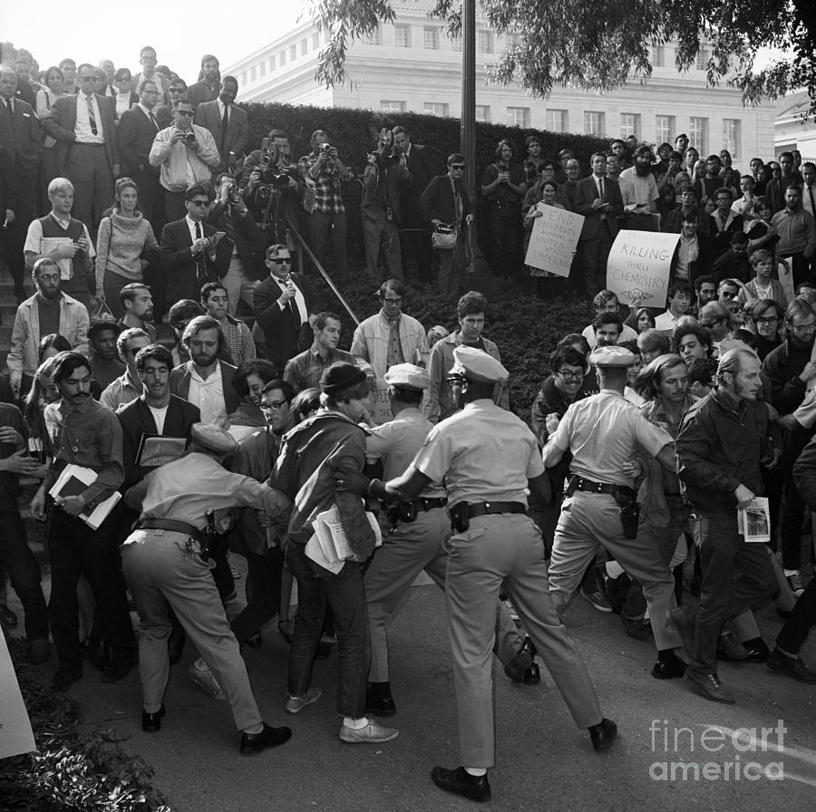 Campus Police Struggling With Protesters Photograph by Bettmann