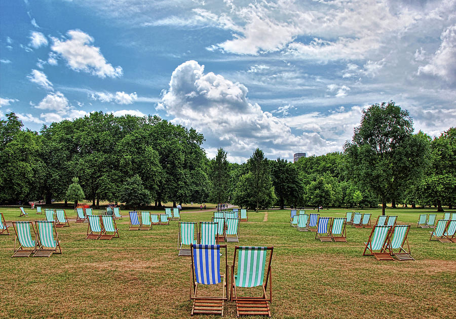 Canvas Seats In Green Park - London Photograph by Neil Howard