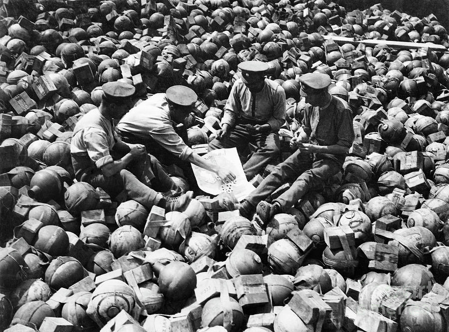 Card Game On Trench Mortar Shells Photograph by Us National Archives/science Photo Library