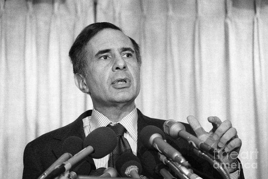 Carl Icahn In Press Conference Photograph by Bettmann