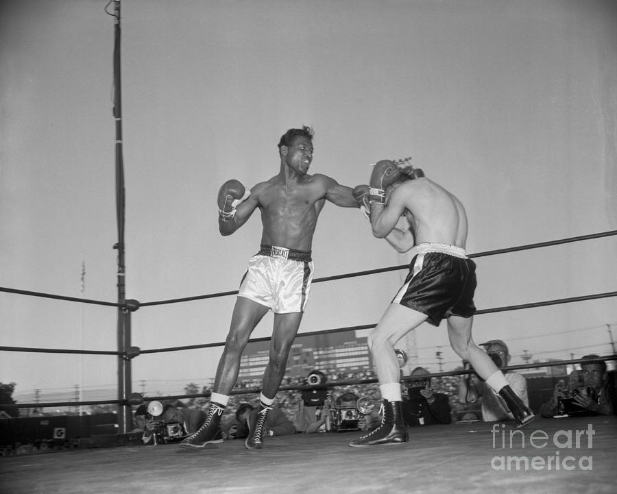 Carl Olson Boxing Against Sugar Ray Photograph by Bettmann