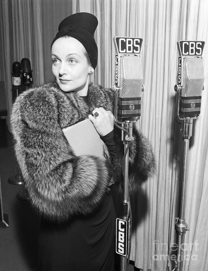 Carole Lombard In Fur Coat Photograph by Bettmann