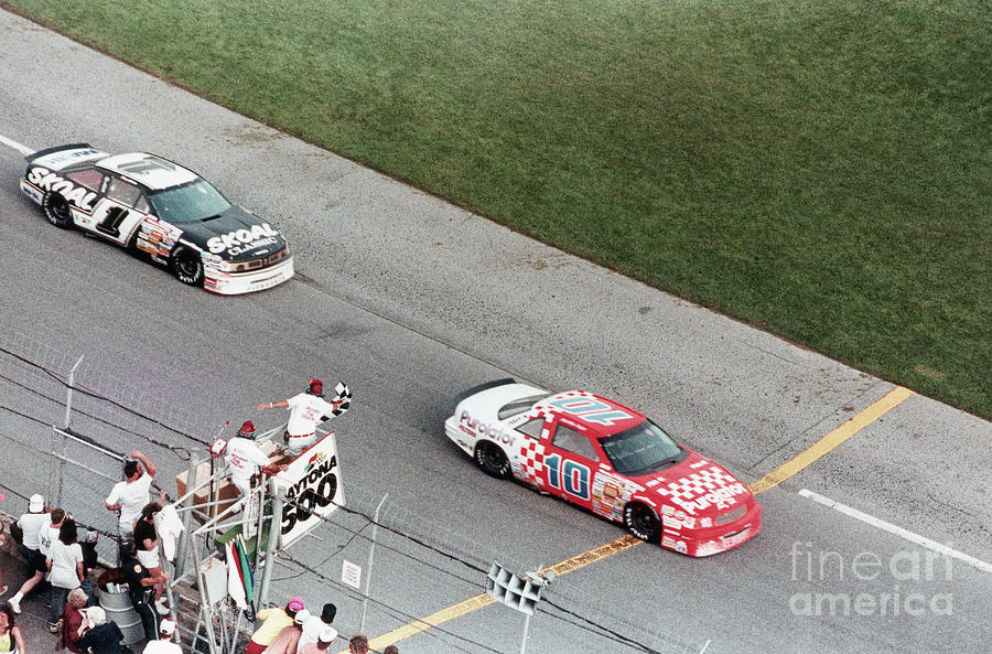 Cars At Finish Of Daytona 500 Photograph by Bettmann