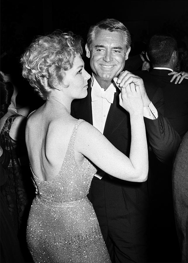 Cary Grant And Kim Novak Photograph by Frank Worth - Fine Art America