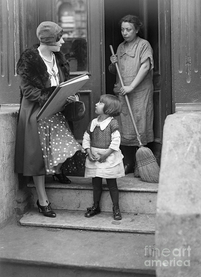Census Taker Speaking To Tenants Photograph by Bettmann