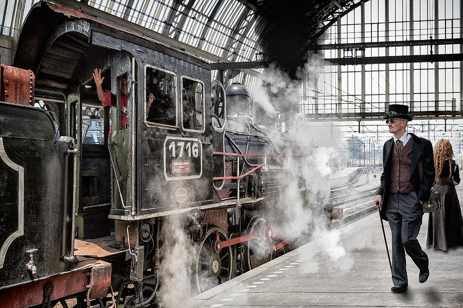 Train Photograph - Central Station Hustle by Tom Baetsen - Xlix.nl