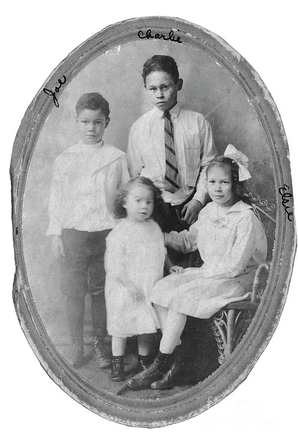 Charles Drew With His Siblings Photograph by Us National Library Of ...