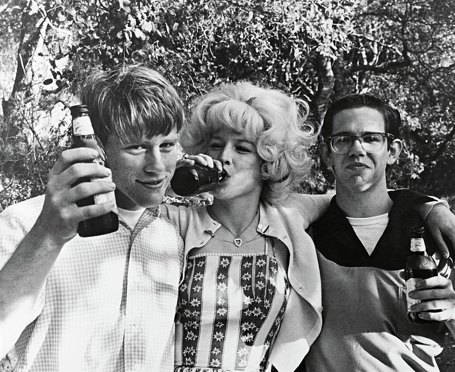 CHARLES MARTIN SMITH , RON HOWARD and CANDY CLARK in AMERICAN GRAFFITI -1973-. Photograph by Album