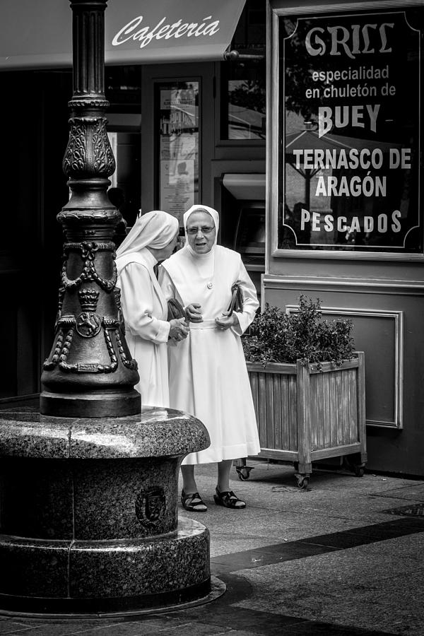 Zaragoza Photograph - Chating by Fernando Silveira