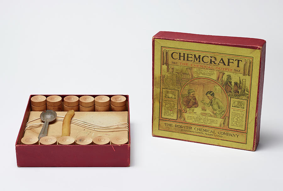 Chemcraft Chemical Set, 1917 Photograph by Science Source