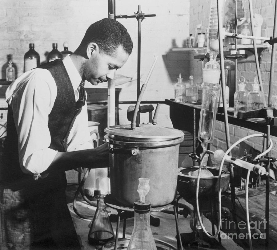 Chemist Experimenting At Lab Photograph by Bettmann