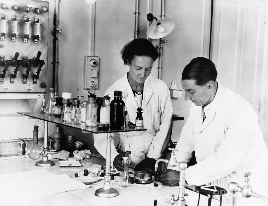 Chemists Frederic And Irene Photograph by Bettmann