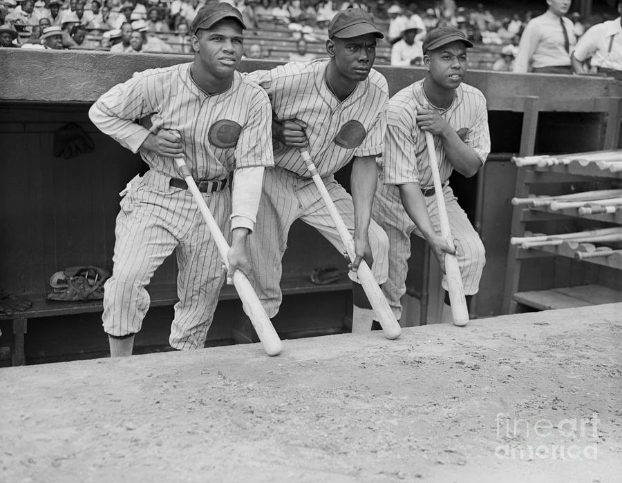 Chicago Giants Players Standing Photograph by Bettmann