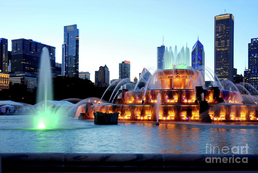 Chicagos Buckingham Fountain at Twilight  Photograph by Gunther Allen