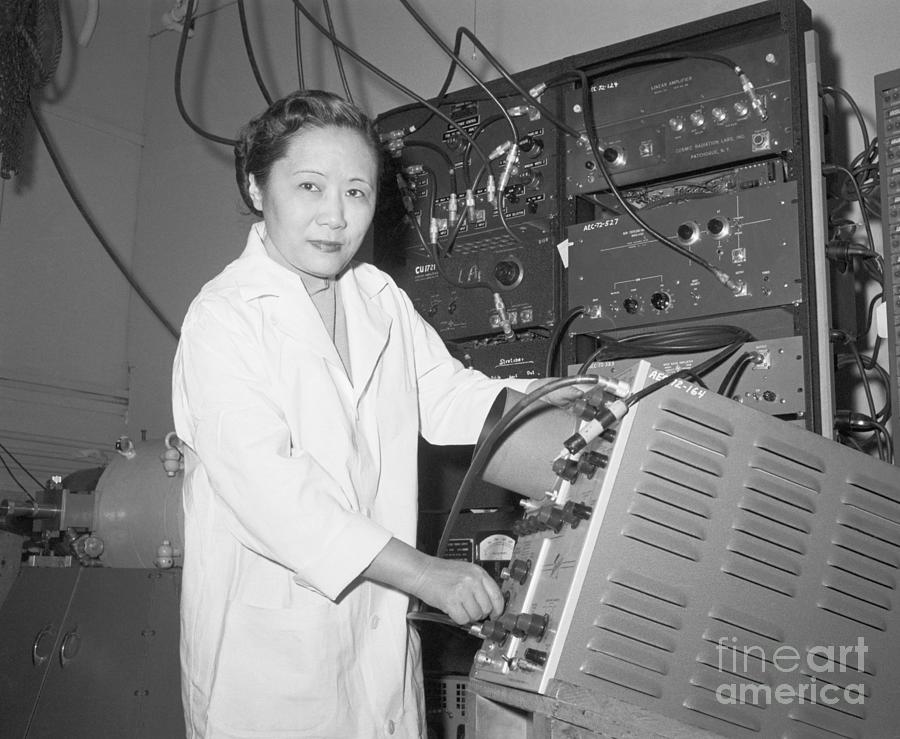 Chien-shiung Wu In A Laboratory Photograph by Bettmann