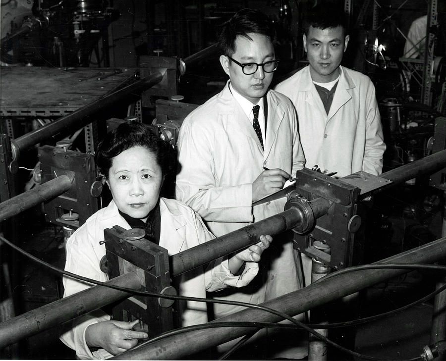 Chien-shiung Wu With Columbia Photograph by Science Source