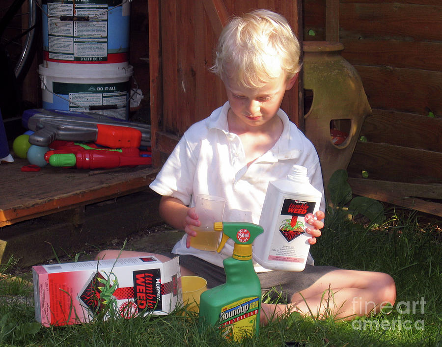 Child Playing With Weedkiller Photograph by Public Health England/science Photo Library