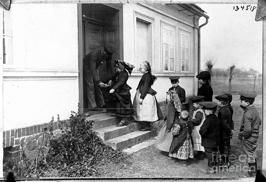 Children In Line At House For Easter Photograph by Bettmann