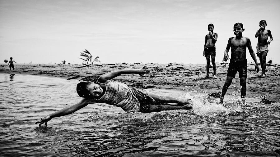 Children In The Water Photograph by Paul Gs | Fine Art America