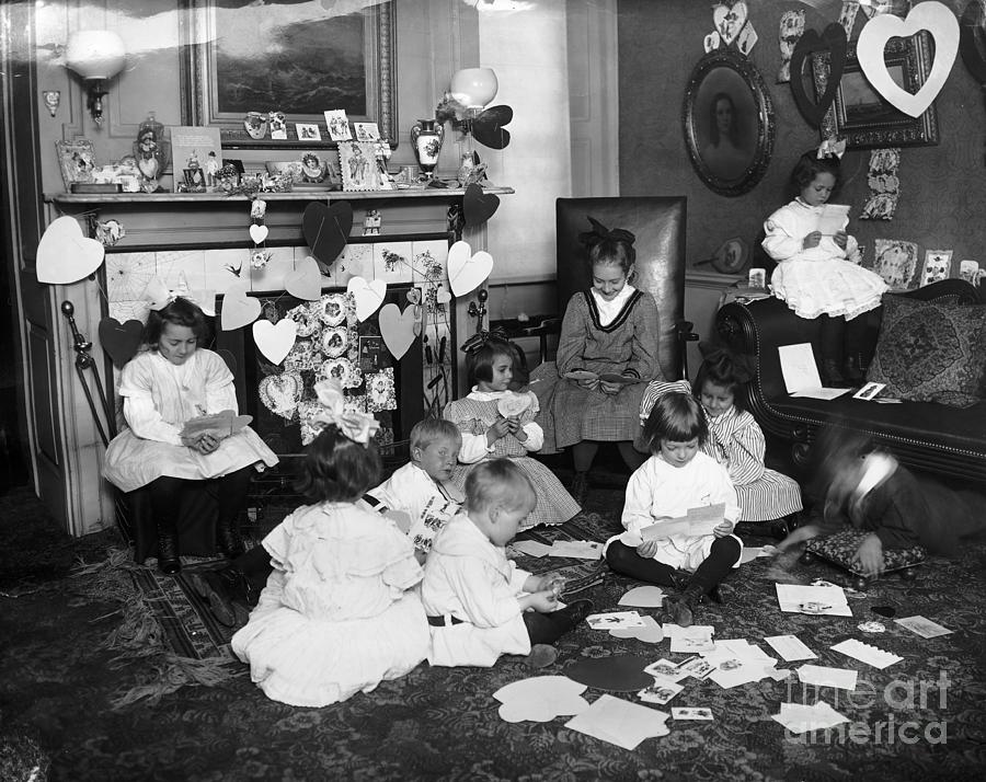 Children Look At Various Valentines Photograph by Bettmann