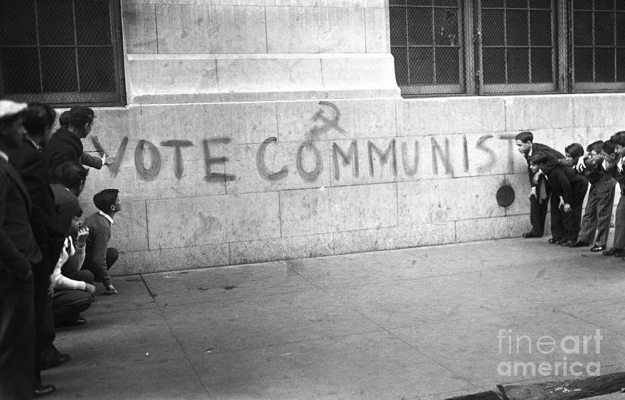 Children Looking At Communist Graffiti Photograph by Bettmann