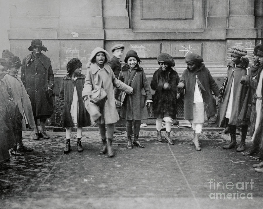 Children Standing On Street In Harlem Photograph by Bettmann