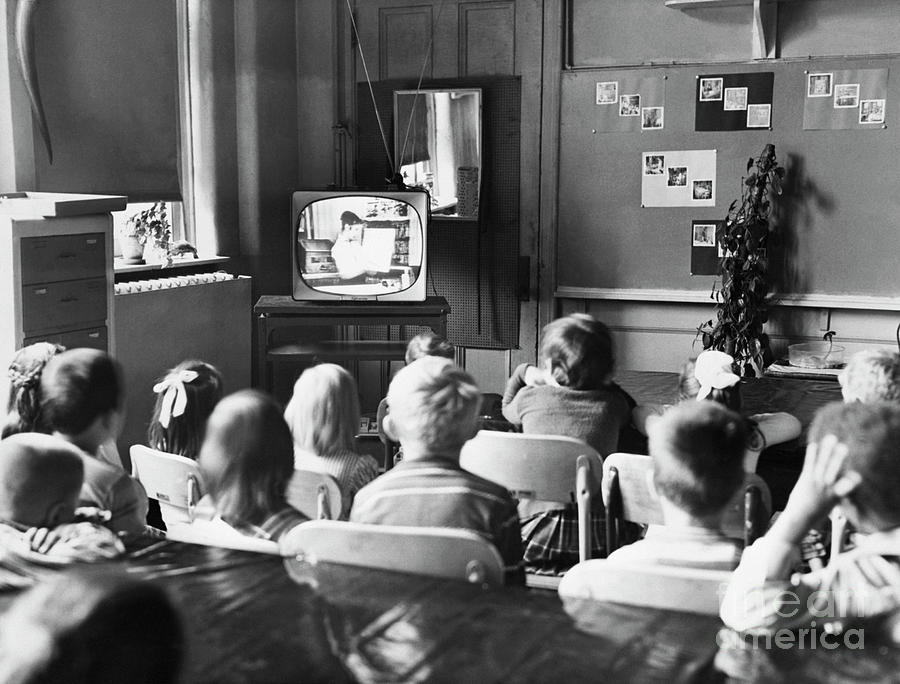 Children Watching Television Photograph by Bettmann
