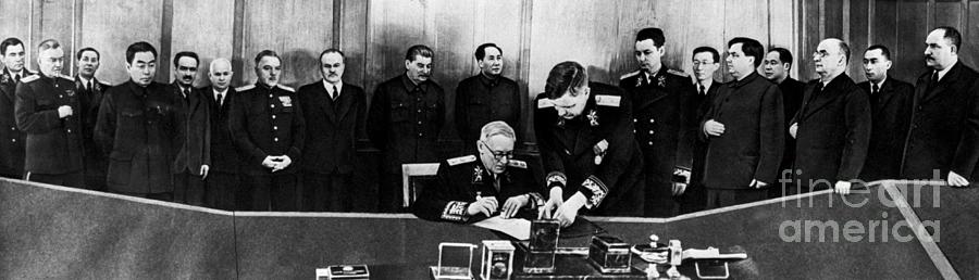 China And Russia Sign Friendship Pact Photograph by Bettmann