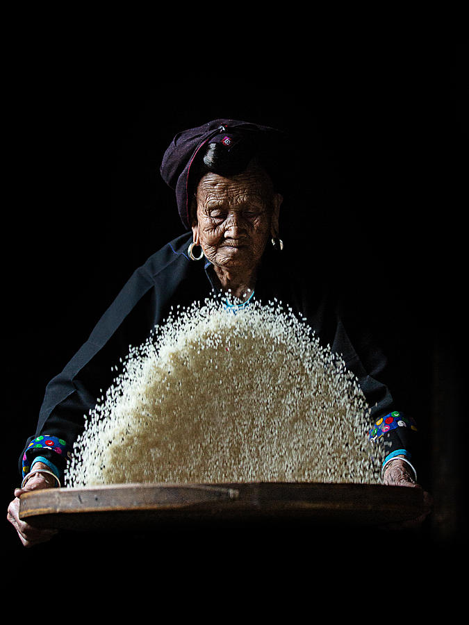 Portrait Photograph - China "rise" by Amnon Eichelberg