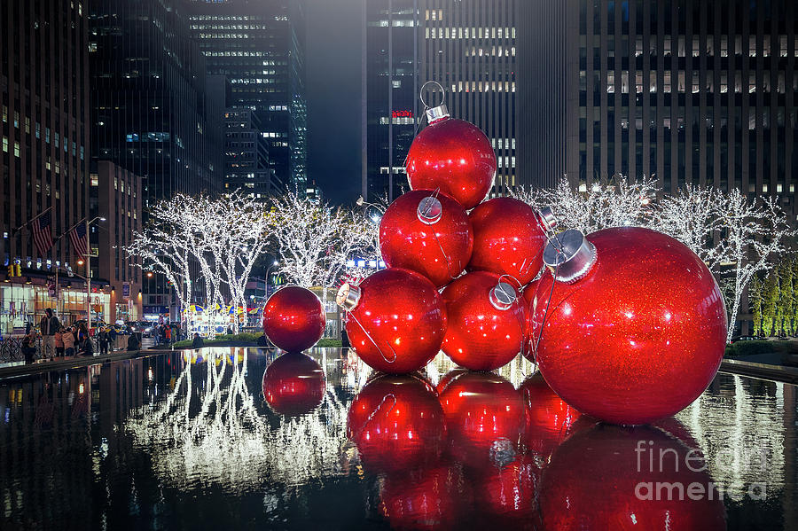 New York City Photograph - Christmas Comes To Town by Evelina Kremsdorf