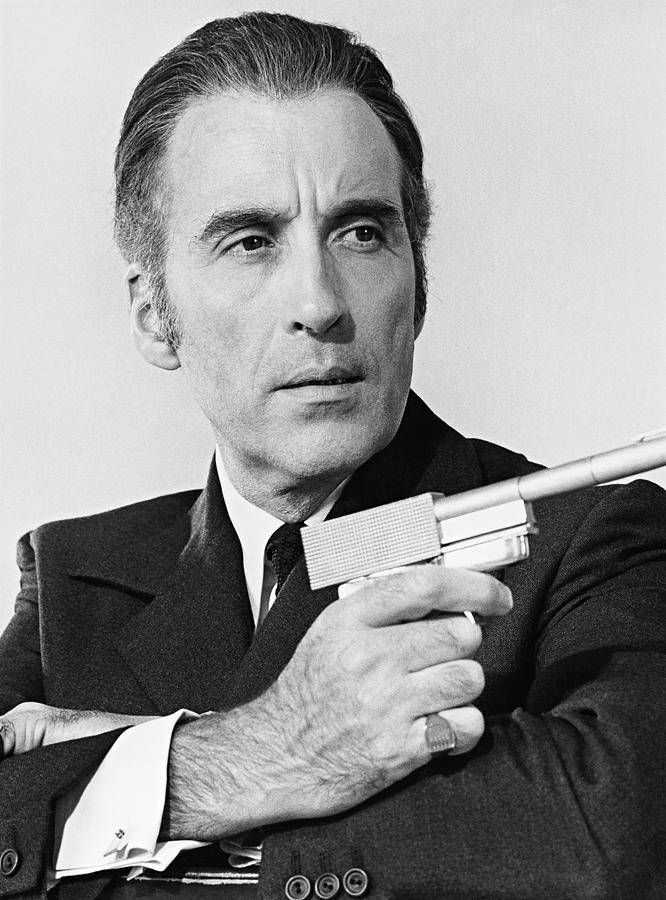Tournoi James Bond peut attendre Finale Christopher-lee-in-007-james-bond-man-with-the-golden-gun-the-1974--album