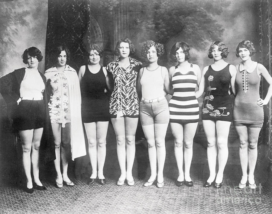 Cincinnati Girls Modeling New Bathing Photograph by Bettmann