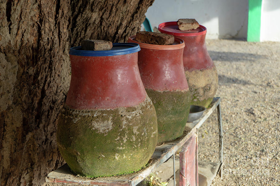 clay-jugs-filled-with-water-to-drink-or-wash-for-hikers-and-visitors-in