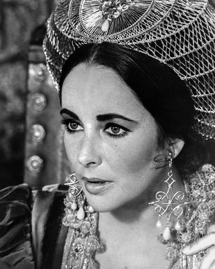 Close-up Of Elizabeth Taylor Looking Away Photograph by Globe Photos ...