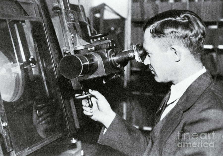 Clyde Tombaugh Using His Blink Comparator Photograph by Science Photo Library