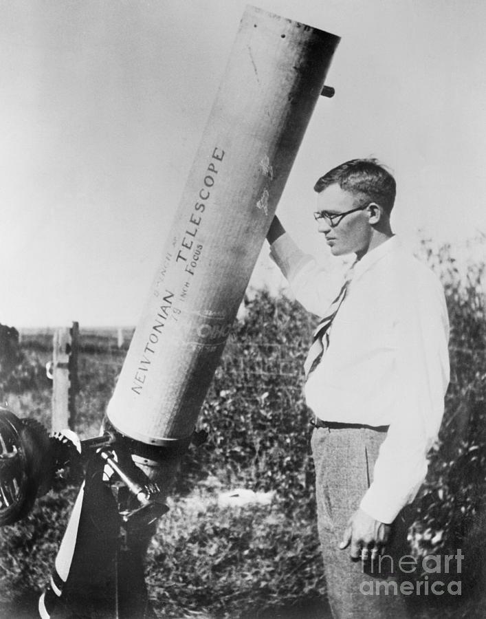Clyde Tombaugh With Newtonian Telescope Photograph by Bettmann