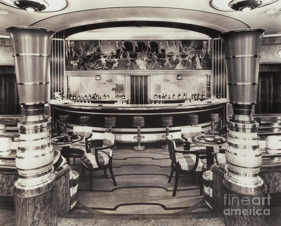 Cocktail Bar On Queen Mary Photograph by Bettmann