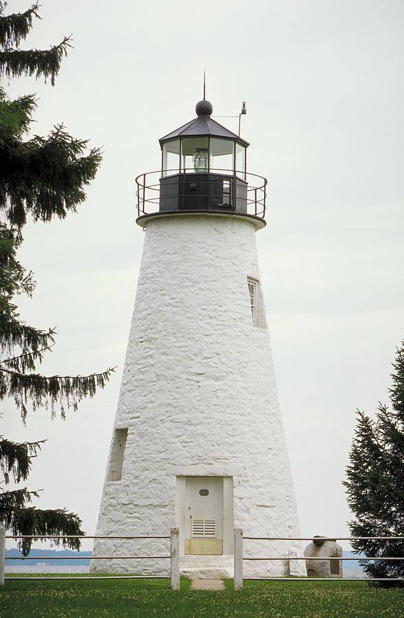 Concord Point Lighthouse Photograph by Wbritten