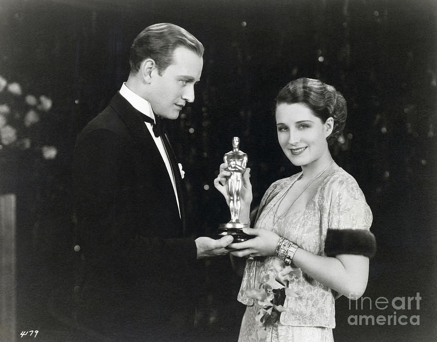 Conrad Nagel Presents Oscar To Norma Photograph by Bettmann