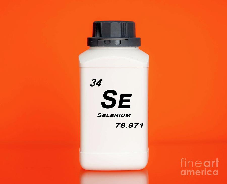 Container Of The Chemical Element Selenium Photograph by Wladimir Bulgar/science Photo Library