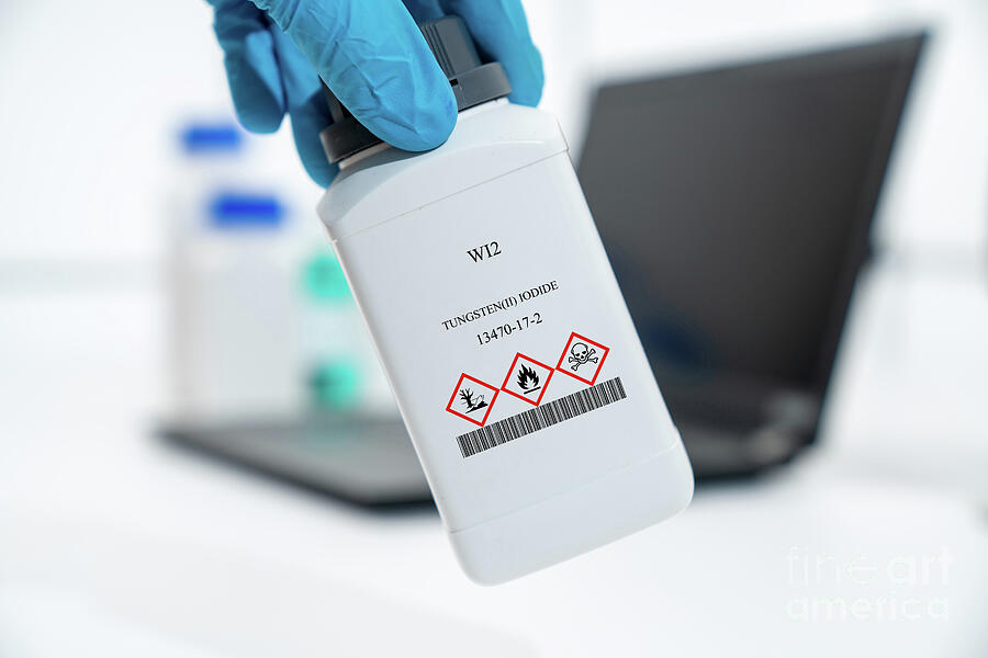 Container Of Tungsten(ii) Iodide Photograph by Wladimir Bulgar/science Photo Library Container Of Tungsten(ii) Iodide Photograph by Wladimir Bulgar/science Photo Library