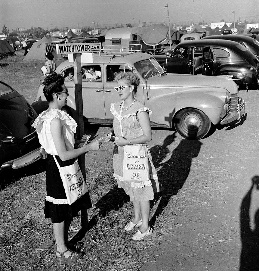 Conventioneers In The Parking Lot Photograph by Loomis Dean