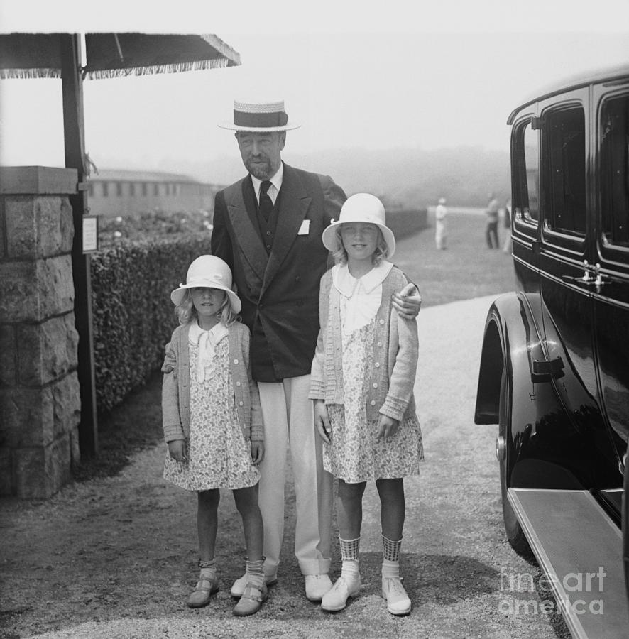 Cornelius Vanderbilt With Nieces Photograph by Bettmann