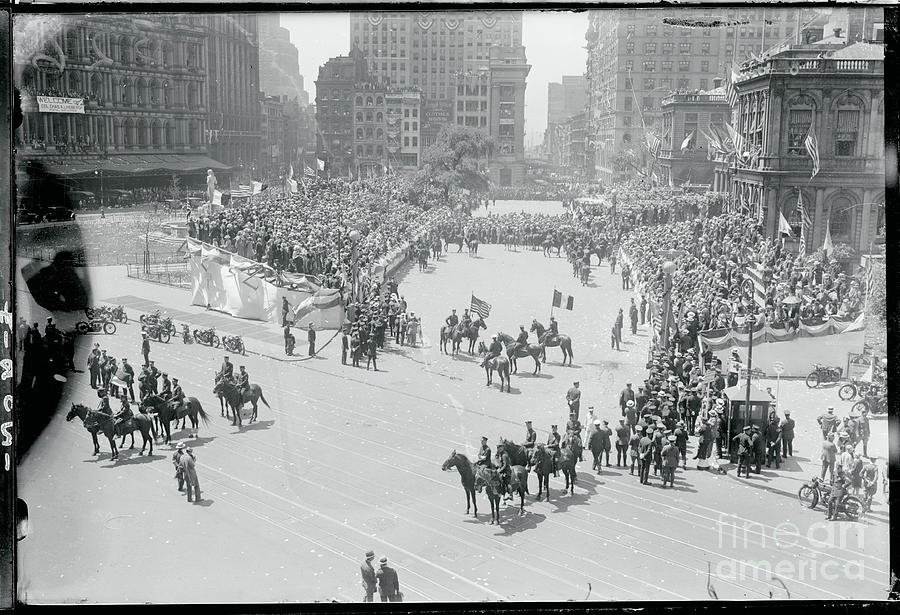 Corwd Gathering To See Lindbergh by Bettmann